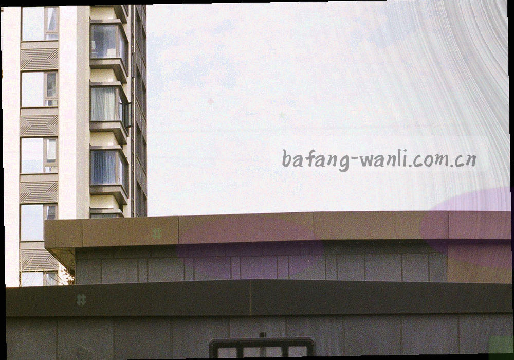 桌面上的耳机、平板与按编号排列的文档卡，局部手部入镜，呈现资料支持的工作场景